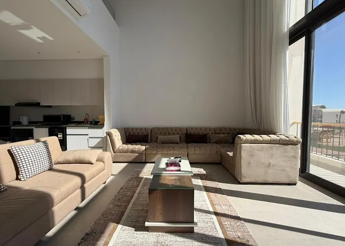 Apartment Bright Kamaran 2br | Lofty Ceilings & Pool Access