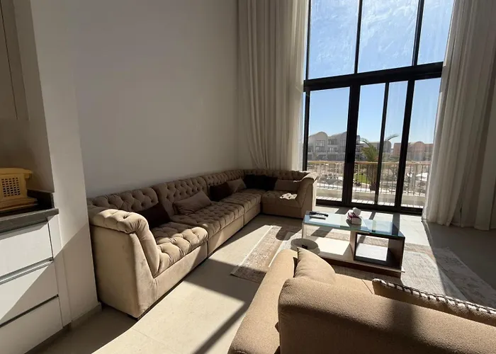 Bright Kamaran 2br | Lofty Ceilings & Pool Access *