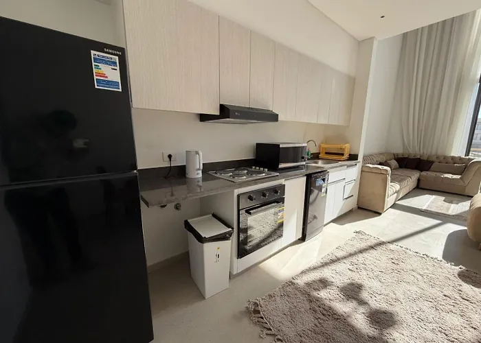 Bright Kamaran 2br | Lofty Ceilings & Pool Access Apartment *