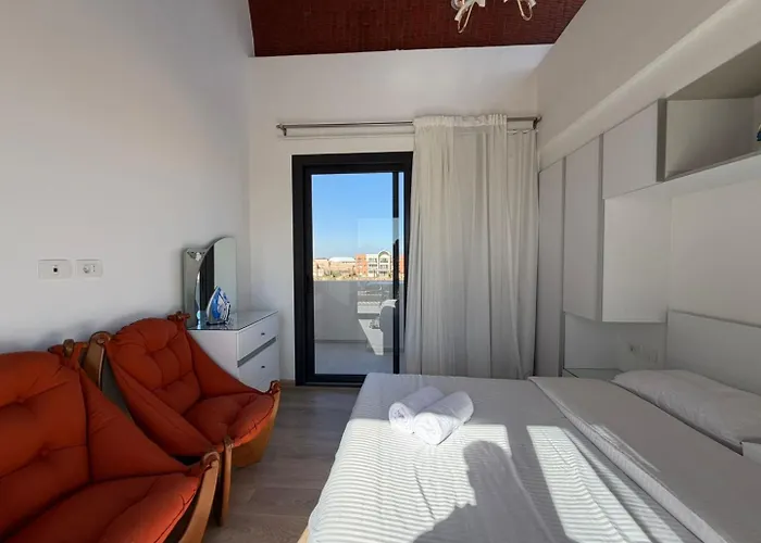Bright Kamaran 2br | Lofty Ceilings & Pool Access Apartment *