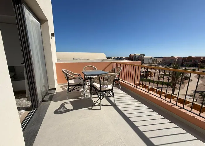 Bright Kamaran 2br | Lofty Ceilings & Pool Access