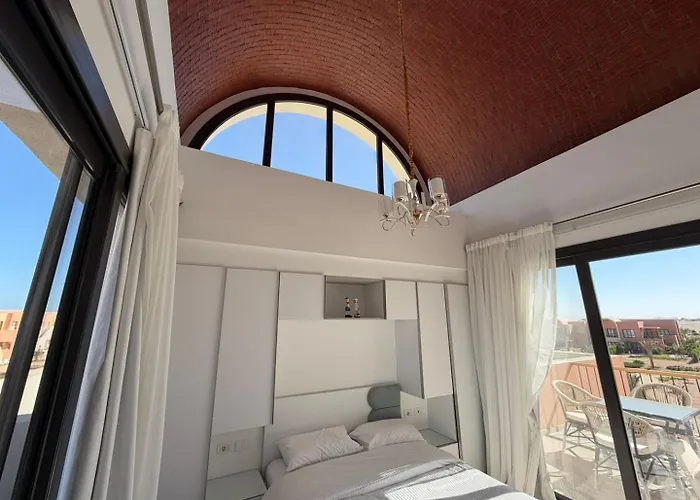 Bright Kamaran 2br | Lofty Ceilings & Pool Access Apartment