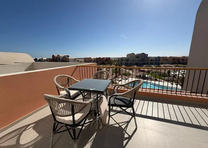 Apartment Bright Kamaran 2br | Lofty Ceilings & Pool Access *