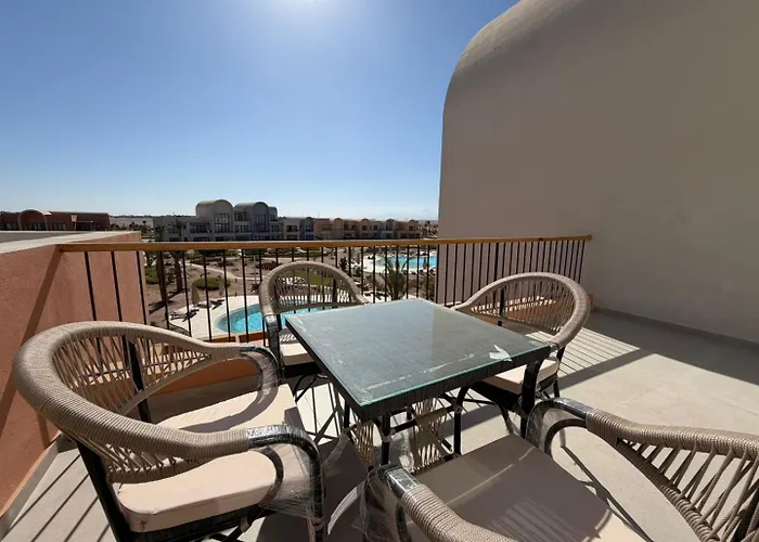 Apartment Bright Kamaran 2br | Lofty Ceilings & Pool Access *