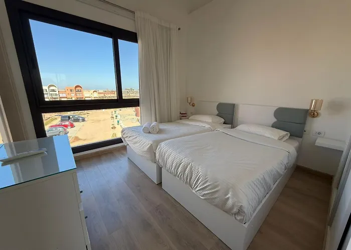 Apartment Bright Kamaran 2br | Lofty Ceilings & Pool Access