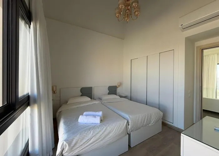 Bright Kamaran 2br | Lofty Ceilings & Pool Access
