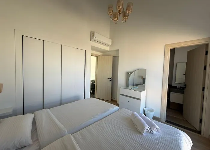 Apartment Bright Kamaran 2br | Lofty Ceilings & Pool Access