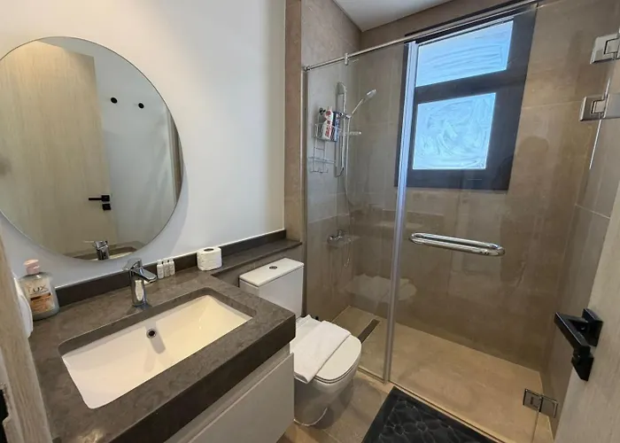 Apartment Bright Kamaran 2br | Lofty Ceilings & Pool Access *