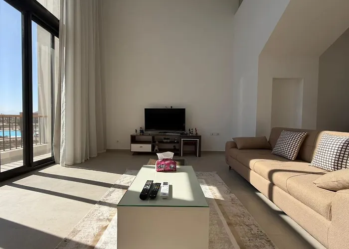 Bright Kamaran 2br | Lofty Ceilings & Pool Access