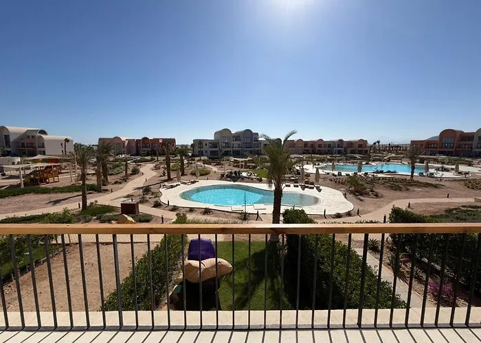 Bright Kamaran 2br | Lofty Ceilings & Pool Access Apartment *