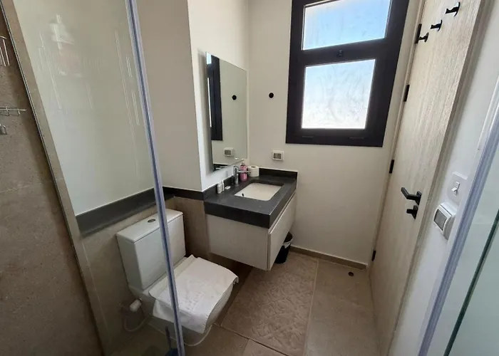 Apartment Bright Kamaran 2br | Lofty Ceilings & Pool Access *