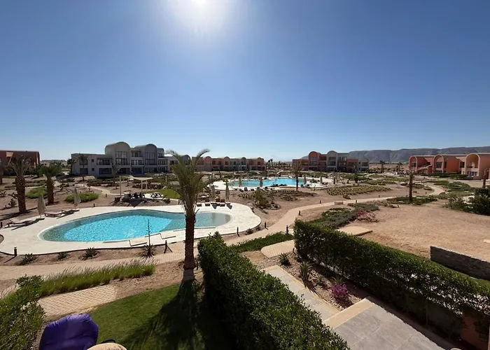 Bright Kamaran 2br | Lofty Ceilings & Pool Access Apartment *