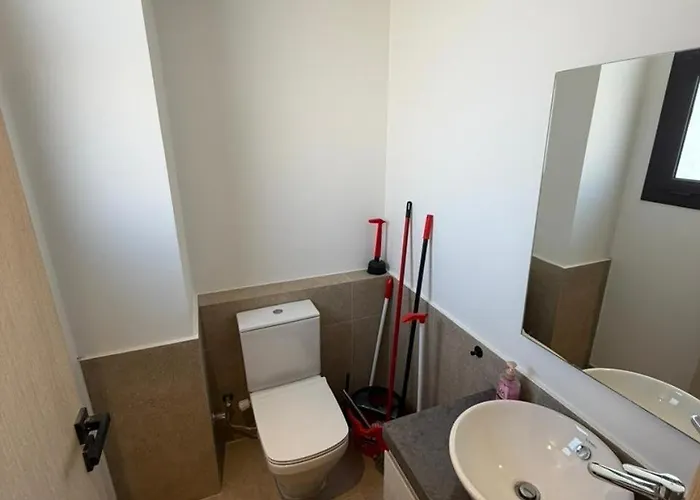 Apartment Bright Kamaran 2br | Lofty Ceilings & Pool Access
